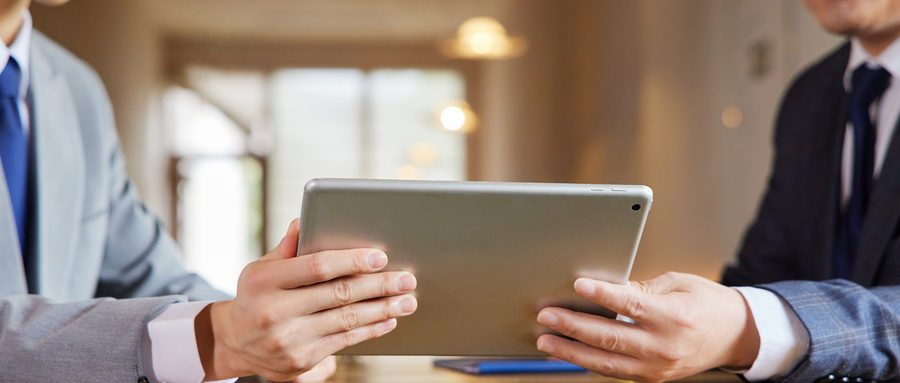 摄图网_507715417_wx_向客户介绍产品的商务人士形象（企业商用）