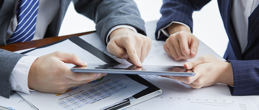 摄图网_501590913_wx_商务人士讨论工作手部特写（企业商用）