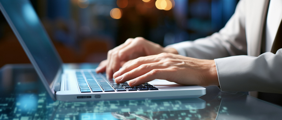 摄图网_600658006_wx_职场人士办公室里忙碌地敲打着键盘（企业商用） (1)